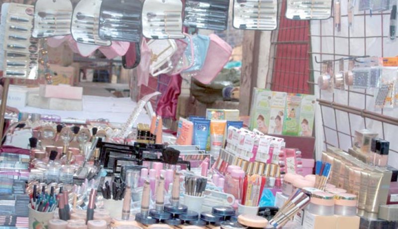 مفتش ضرائب سابق يسيّر ورشة سرية لتقليد 40 علامة عالمية من مواد التجميل