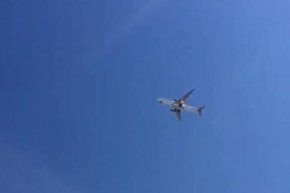 بالفيديو… لحظة إشتعال النيران في أحد محركات الطائرة القطرية