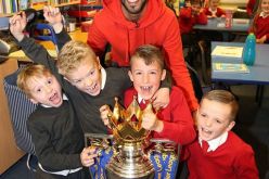 بالفيديو.. رياض محرز يفاجئ أطفال المدرسة بكأس البريميرليغ