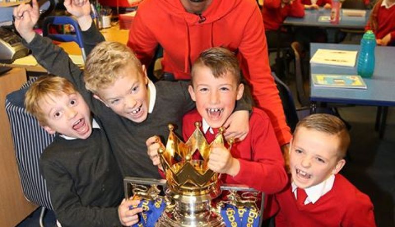 بالفيديو.. رياض محرز يفاجئ أطفال المدرسة بكأس البريميرليغ