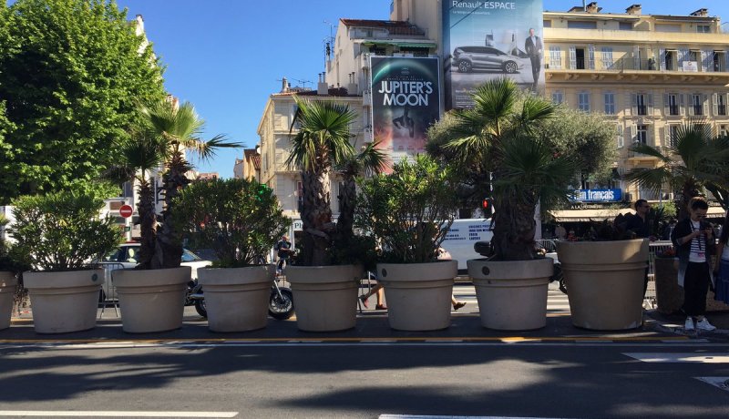 إدارة مهرجان “كان” تواجه داعش بالمزهريات العملاقة