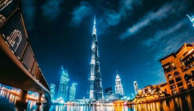 بالصور..برج خليفة يكتسي بالعلم البريطاني تضامنا مع ضحايا اعتداء مانشستر الإرهابي