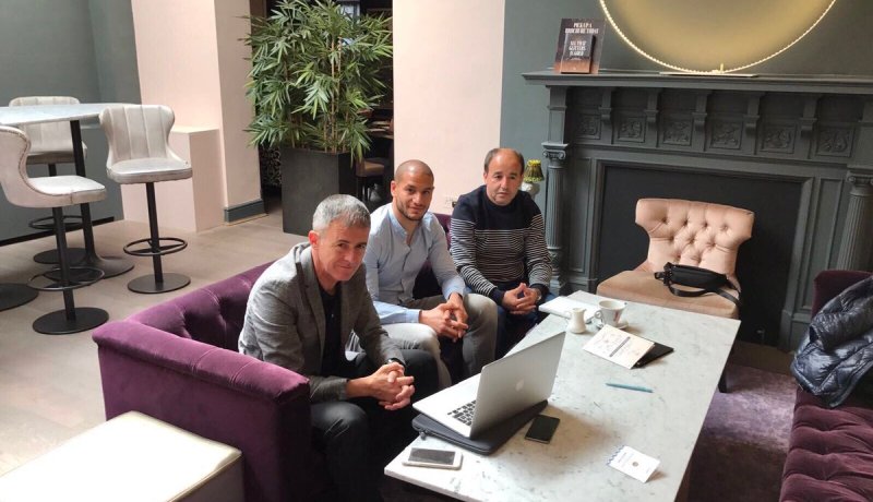 بالصور.. ألكاراز يزور إنجلترا وقديورة يشكره