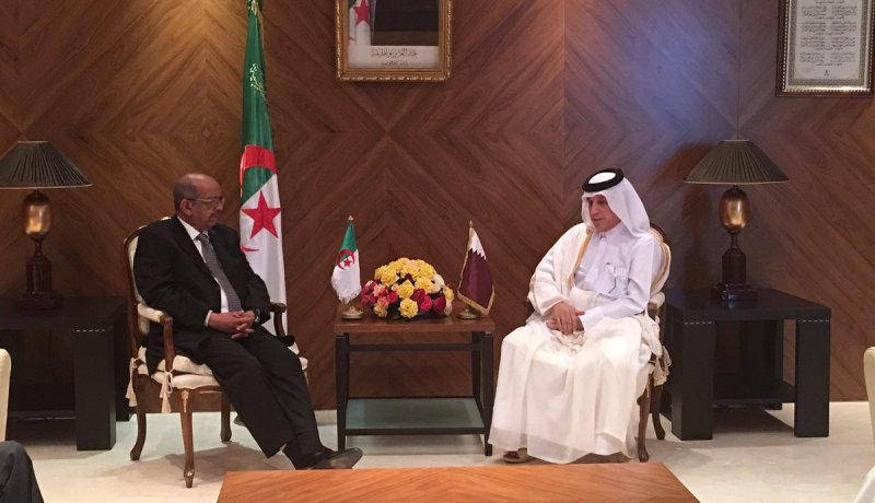 وزير الخارجية القطري يشيد بالموقف “المشرف” للجزائر من أزمة بلاده مع جيرانها