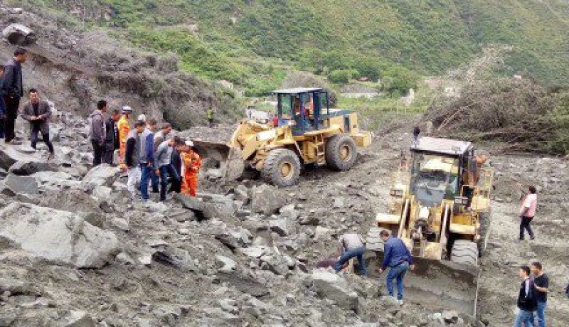 بالصور.. مصرع 140 شخصا ردما بعد انهيار جبل في الصين