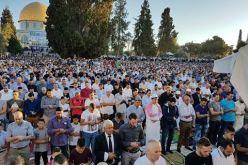 بالصور…الفلسطينيون يؤدون صلاة العيد في المسجد الأقصى
