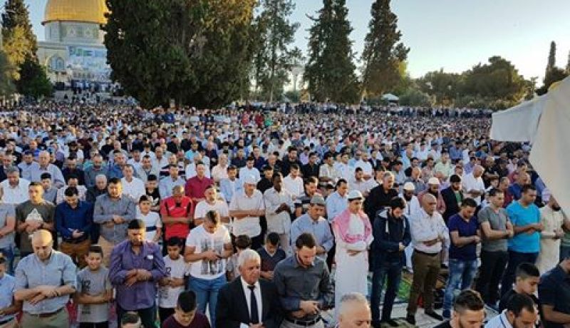 بالصور…الفلسطينيون يؤدون صلاة العيد في المسجد الأقصى