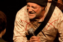 مأساة على المسرح..كوميدي يفارق الحياة عقب “مزحة الموت”