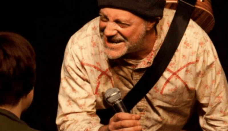 مأساة على المسرح..كوميدي يفارق الحياة عقب “مزحة الموت”