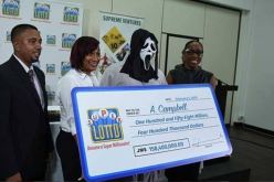 “الفائز النذل”..أخفى وجهه عند استلام جائزة اليانصيب