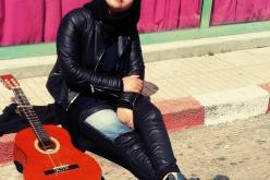 بالصور- المغربية الشميطي تخلع حجابها وتعلّق.. “لوك جديد”!