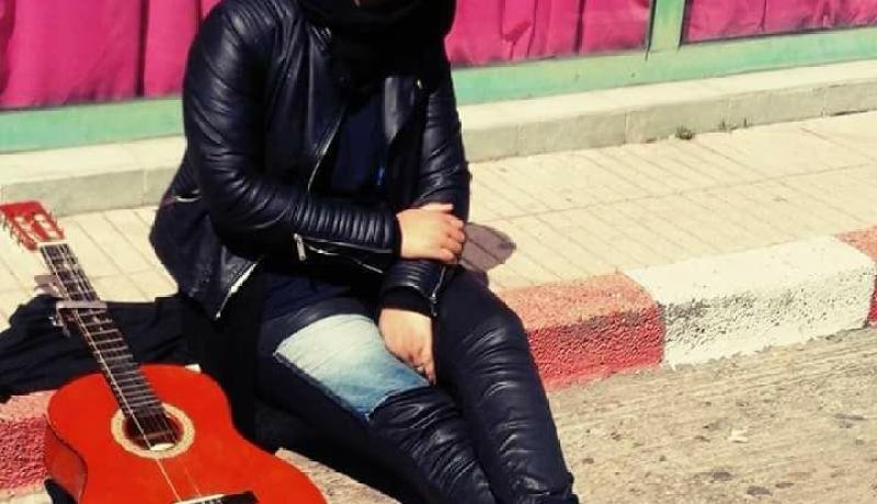 بالصور- المغربية الشميطي تخلع حجابها وتعلّق.. “لوك جديد”!