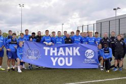 شبان إيفرتون يجمعون مبلغا ضخما لفائدة المشردين !!