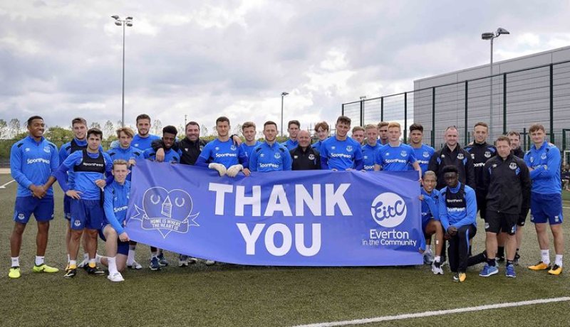 شبان إيفرتون يجمعون مبلغا ضخما لفائدة المشردين !!