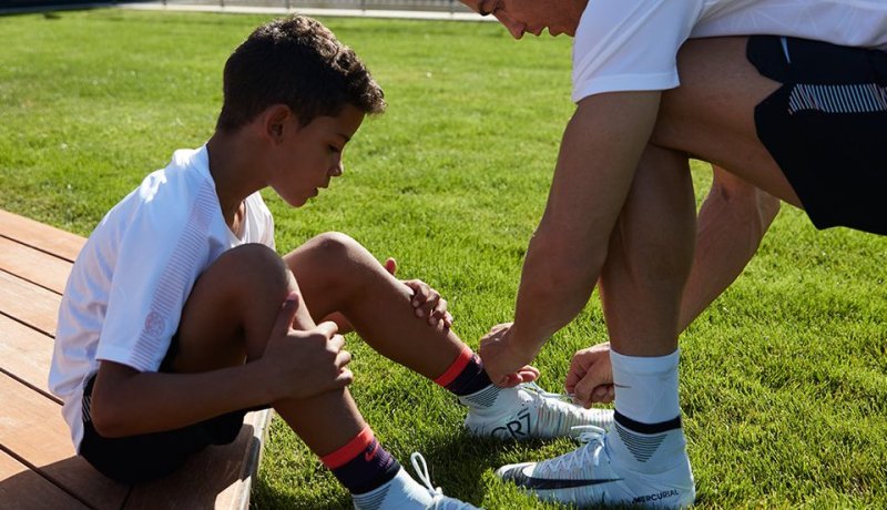 بالفيديو.. رونالدو يدرب نجله على تسديد الركلات الحرة