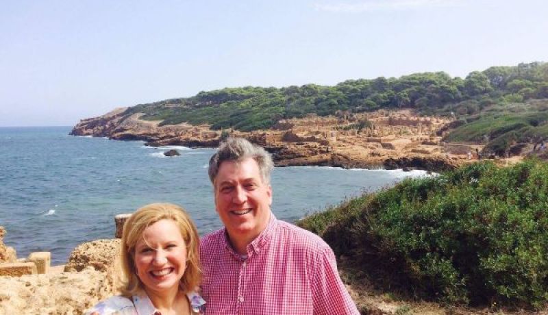 زوجة السفير الأمريكي: لنعمل سويا للخروج من الأزمة “خليك في دارك”