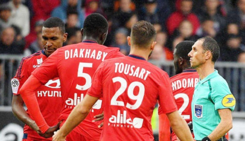 بالفيديو.. حالة طرد غريبة في الدوري الفرنسي !