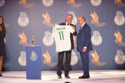 بالصور.. ماجر يُهدي قميص المنتخب لنادي “بورتو”