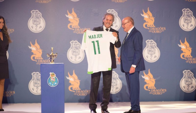 بالصور.. ماجر يُهدي قميص المنتخب لنادي “بورتو”