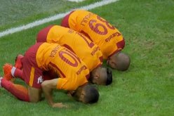 سجود فيغولي مع بلهندة يصنع الحدث في تركيا !