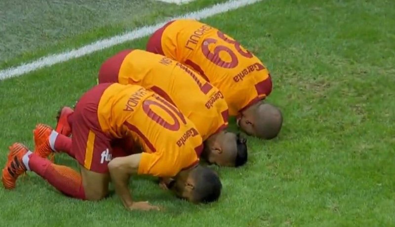 سجود فيغولي مع بلهندة يصنع الحدث في تركيا !