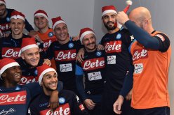 أوناس يحتفل بـ “الكريسمس” مع لاعبي نابولي
