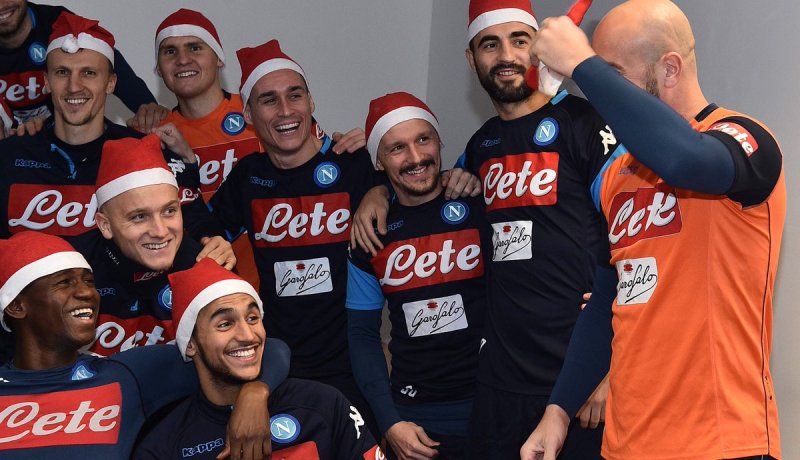 أوناس يحتفل بـ “الكريسمس” مع لاعبي نابولي
