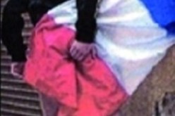 جدل بسبب صورة شاب “عريان” حوّل العلم الفرنسي إلى منشفة