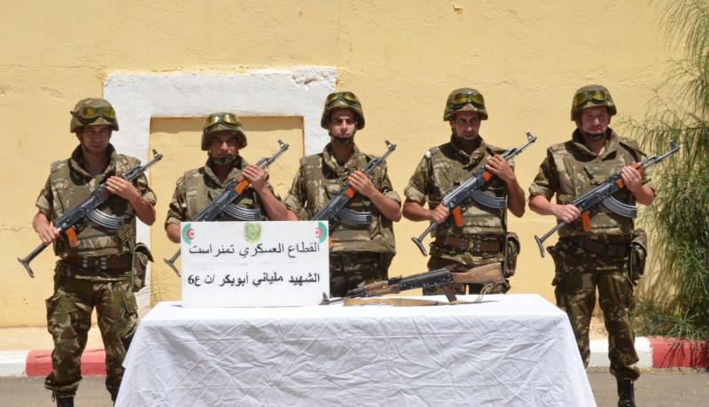 بالصور..توقيف 3 عناصر دعم للجماعات الإرهابية والعثور على مسدس “كلاشينكوف”