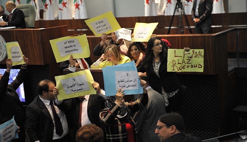 فتنة داخل البرلمان بسبب قانون التقاعد