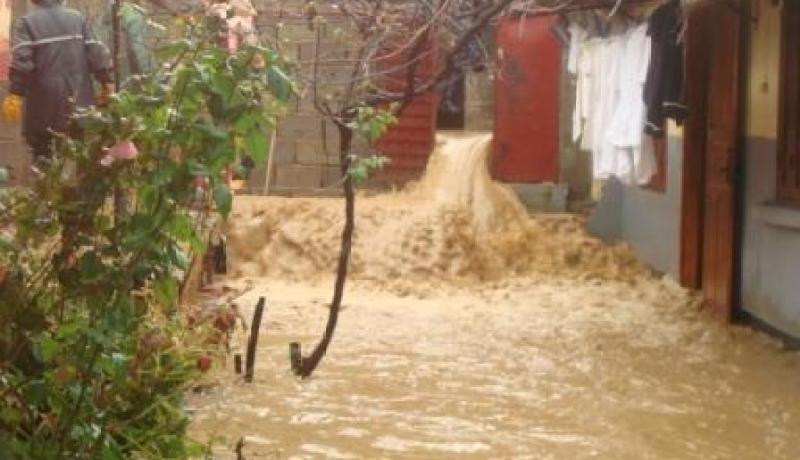 وفاة ستة أشخاص من عائلة واحدة جراء انزلاق أرضي