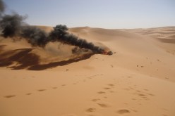 بالصور..مروحية للجيش تقصف قافلة مهربين وتقتل 3 بارونات لتهريب السلاح والمخدرات