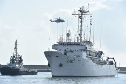 بالصور..سفينة عسكرية تونسية ترسو بميناء الجزائر