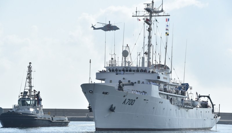 بالصور..سفينة عسكرية تونسية ترسو بميناء الجزائر