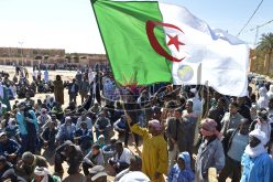 سكان عين صالح يطردون رئيس البلدية والموظفين ويستولون عليها