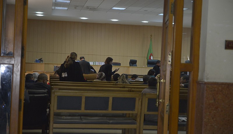 سيدة تدّعي أن زوجها وكيل جمهورية وإطارفي وزارة الدفاع للنصب على إطارات في صفقات استثمارية