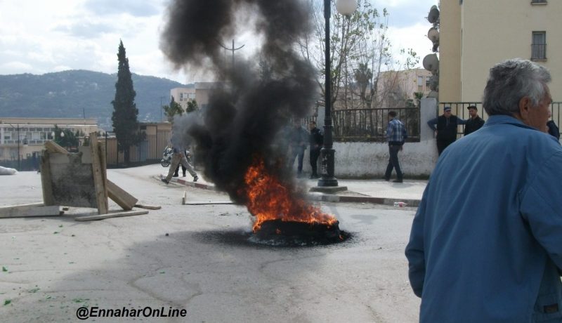 سكان وادي بوغقال في أنسيغة يغلقون الطريق للمطالبة بالسكن في خنشلة