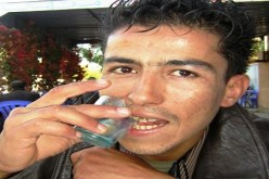 شاب من باتنة‮ ‬يحترف أكل الزجاج ويحلم بدخول موسوعة‮ ‬غينيس