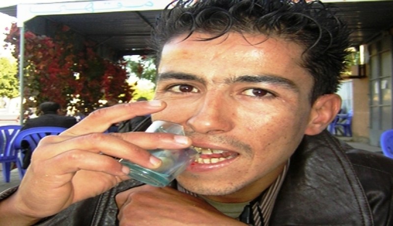 شاب من باتنة‮ ‬يحترف أكل الزجاج ويحلم بدخول موسوعة‮ ‬غينيس