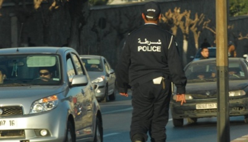 صفعة لشرطية المرور وركلة لزميلها أمام مرأى المواطنين