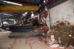 انجراف تربة مفرغة واد السمار يتسبب في تحطيم مخزن مصنع الأنابيب