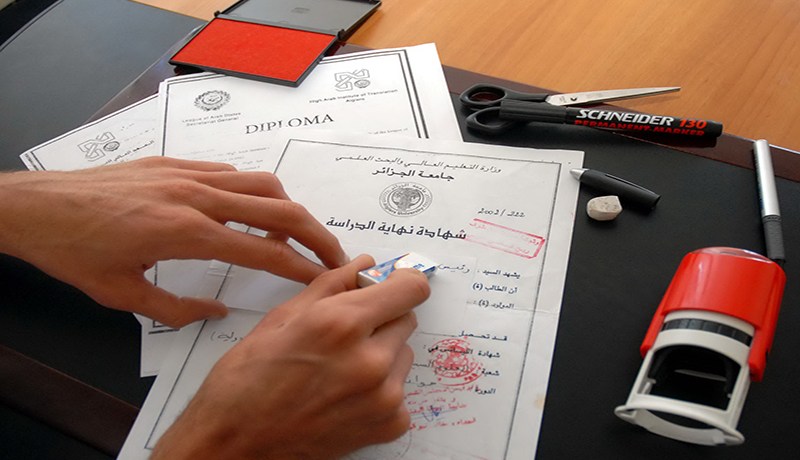 شاب يحول مكتب وكالة إشهار إلى محل لتزوير شهادات مدرسية وديبلومات تكوين بوهران