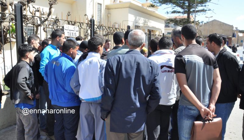 مواطنون يغلقون الطريق ومقر بلدية بسكرة