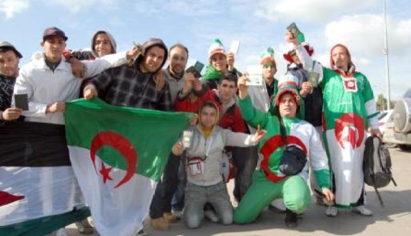 الأعلام الوطنية في كل مكان “فالحجر فالشجر” وشعار وان تو ثري فيفا لالجيري مهما كانت النتيجة