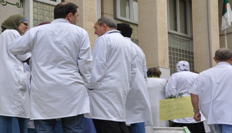 الأطباء الجزائريون ممنوعون من مزاولة مهنة الطب في فرنسا