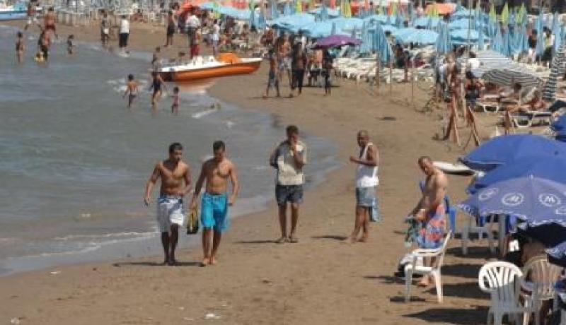 جزائريون يُحرمون السباحة في رمضان ويُودعون البحر إلى السنة المقبلة