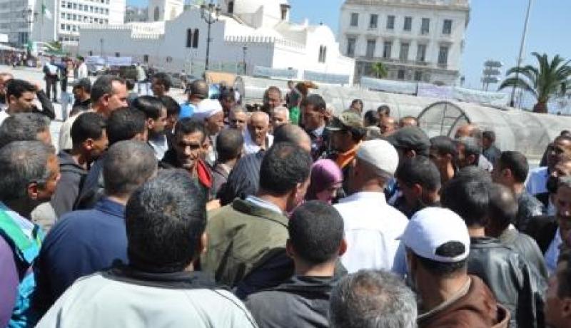 عناصر الدّفاع الذّاتي يواصلون الإحتجاج لليوم الرابع في ساحة الشهداء