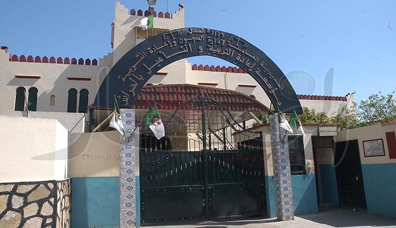 سجين يشوّه جسده بشفرة حلاقة بعد تعرضه للإهانة من قبل زميله في سجن الحراش