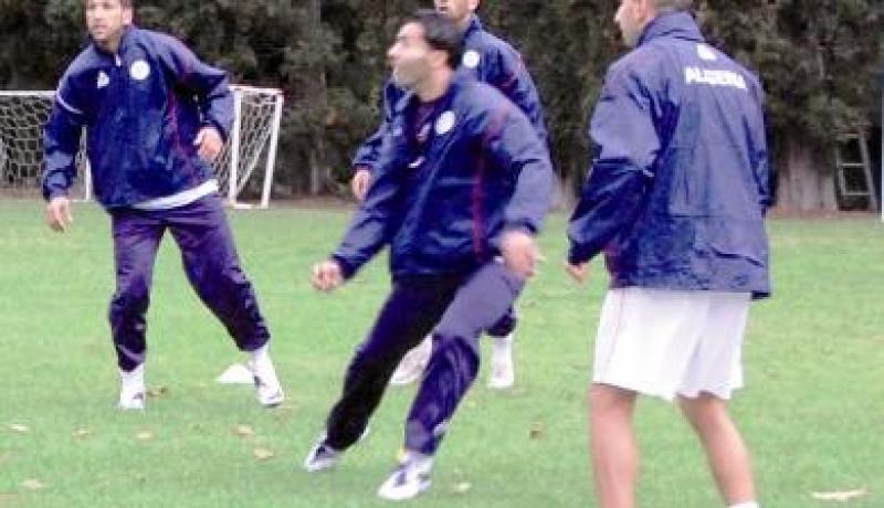 يصعدون الأسوار من أجل التجسس على المنتخب الوطني