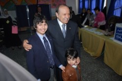 بوتفليقة أدى واجبه الانتخابي بلياقة وأناقة رافقه نجلا شقيقه أكرم ورياض